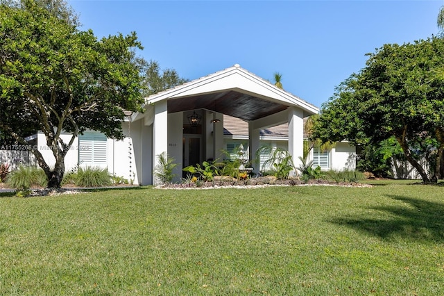 view of front of home featuring a front yard and stucco siding