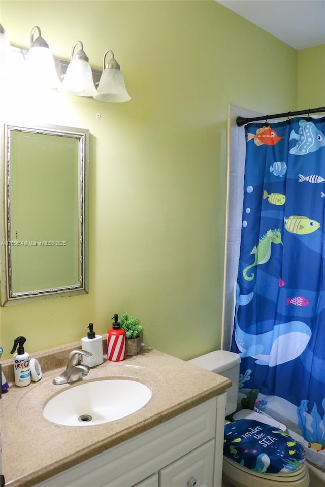 full bathroom featuring curtained shower, vanity, and toilet