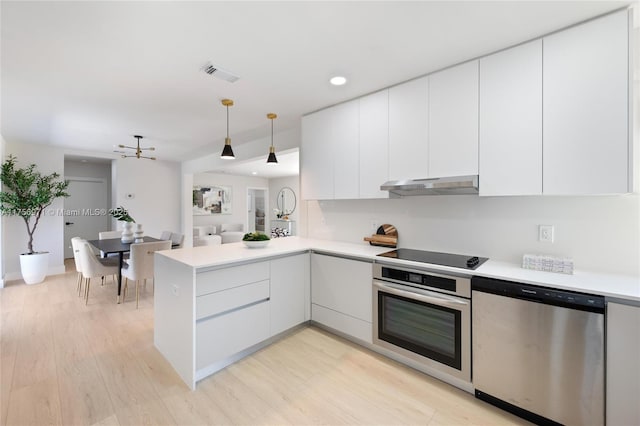 kitchen featuring stainless steel appliances, visible vents, a peninsula, modern cabinets, and under cabinet range hood