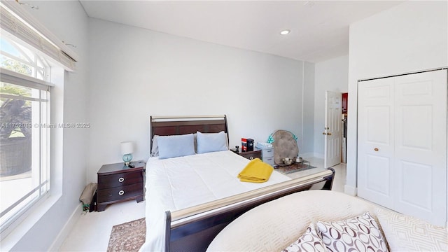 bedroom featuring a closet, recessed lighting, and baseboards