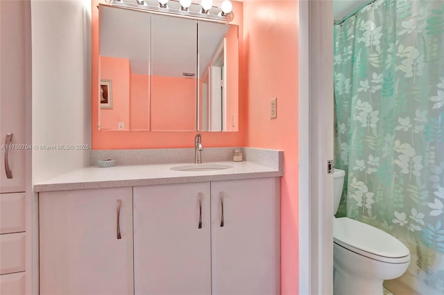 full bathroom with toilet, a shower with curtain, and vanity