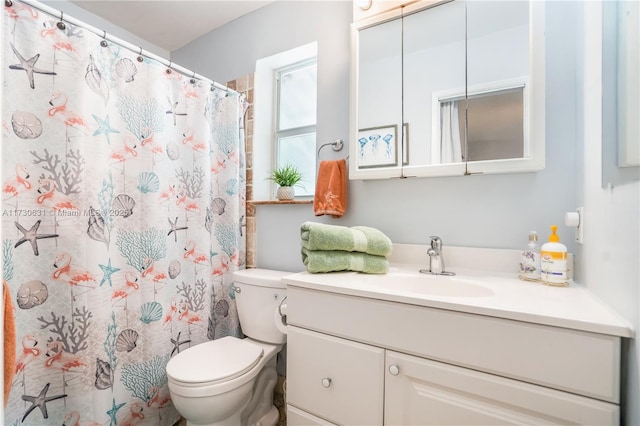 full bath with toilet, a shower with curtain, and vanity