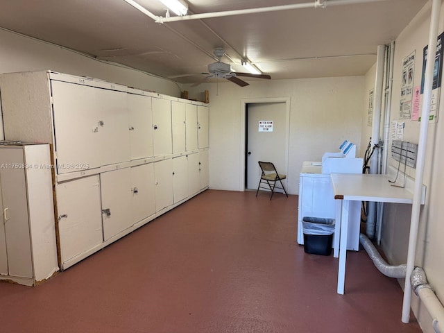 garage with a ceiling fan and washing machine and clothes dryer