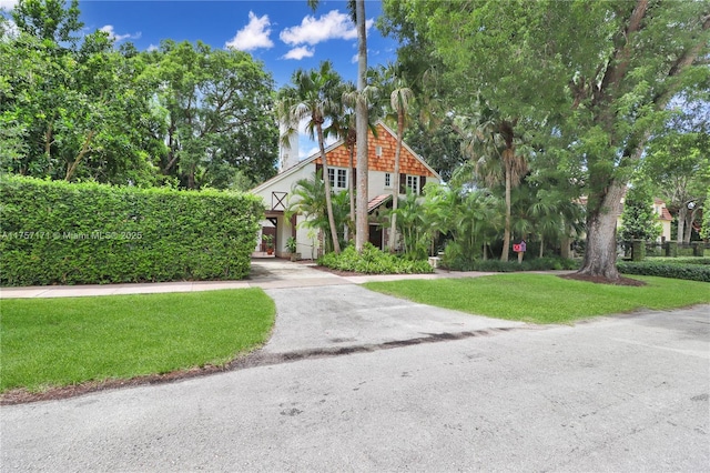 view of front facade with driveway and a front lawn