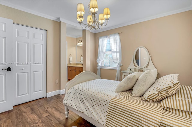 bedroom with baseboards, dark wood finished floors, ornamental molding, a closet, and a chandelier