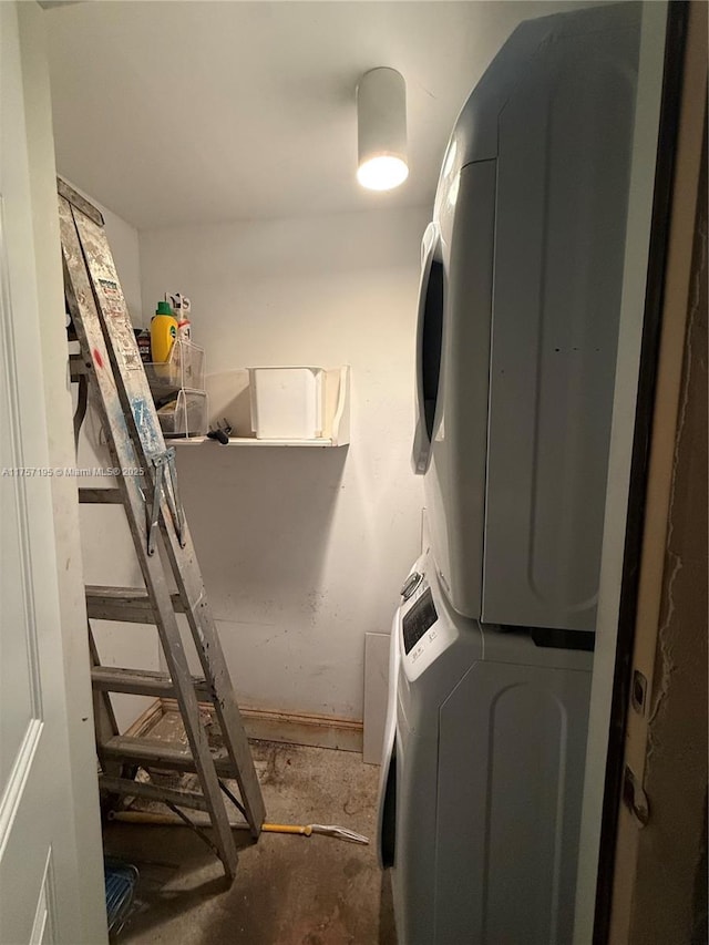 laundry room with laundry area and stacked washer and clothes dryer