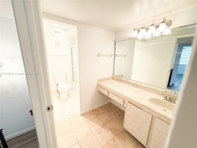 full bathroom featuring visible vents, baseboards, toilet, and vanity