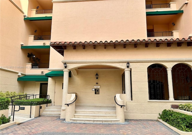 entrance to property with stucco siding