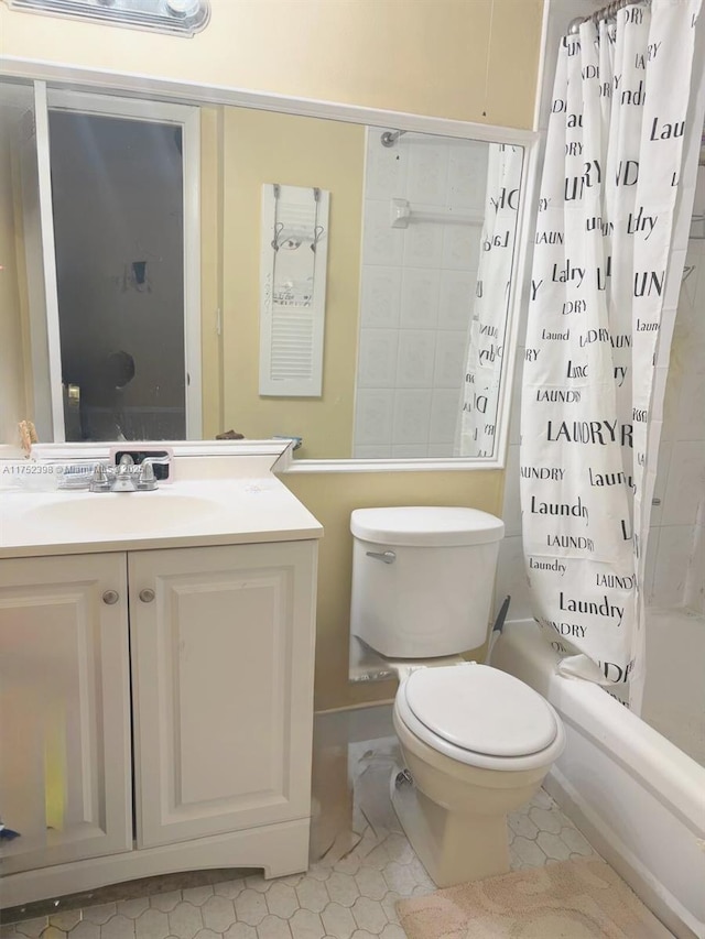 full bathroom featuring toilet, shower / bath combo with shower curtain, and vanity