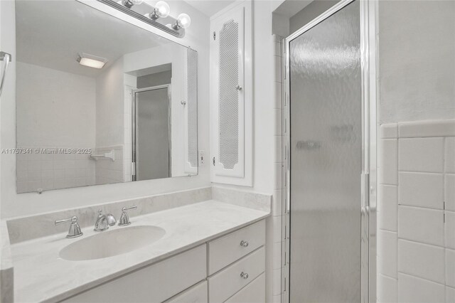 5400 N Ocean Blvd Unit 38, Lauderdale By The Sea, FL 33308 - bathroom featuring separate washer and dryer, toilet, vanity, and recessed lighting