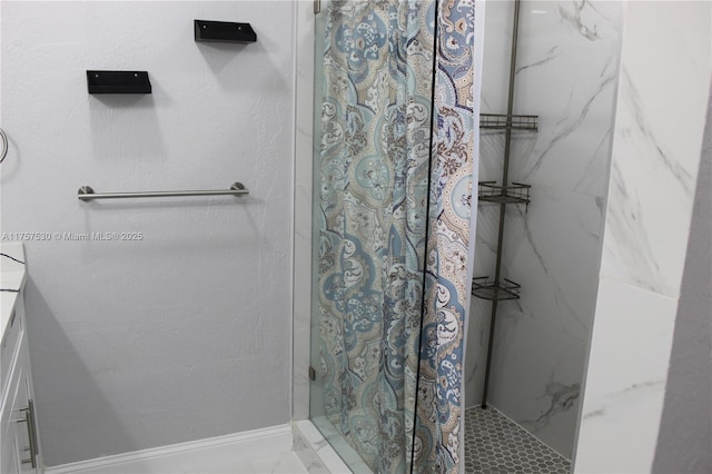 full bath featuring a shower with shower curtain