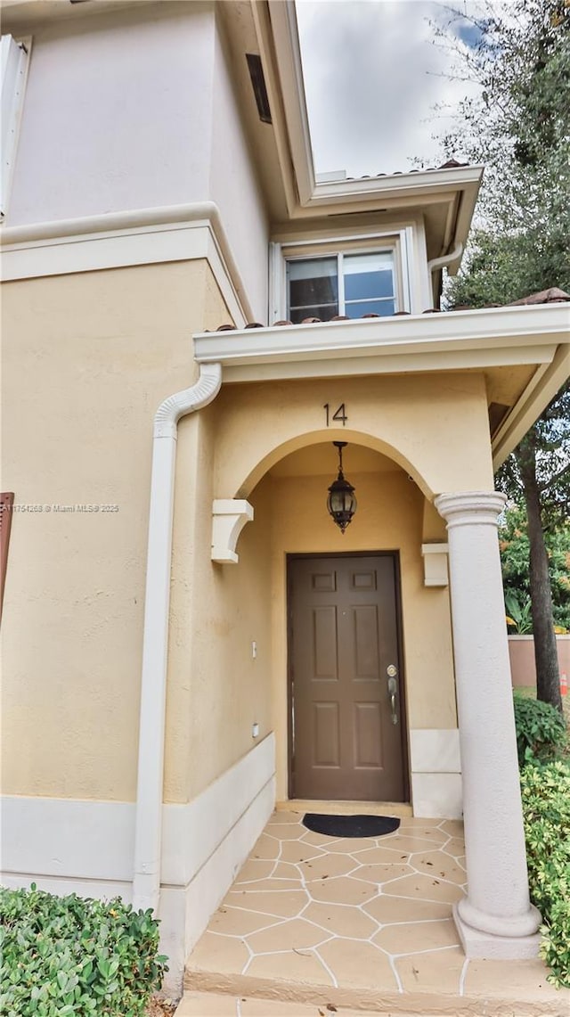 property entrance with stucco siding