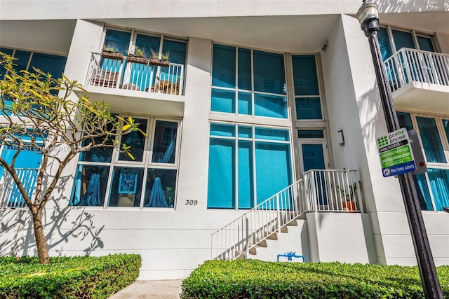 property entrance featuring stucco siding