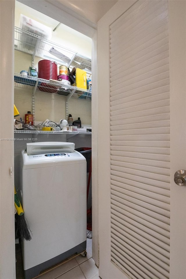 washroom featuring laundry area, washer / clothes dryer, and tile patterned floors