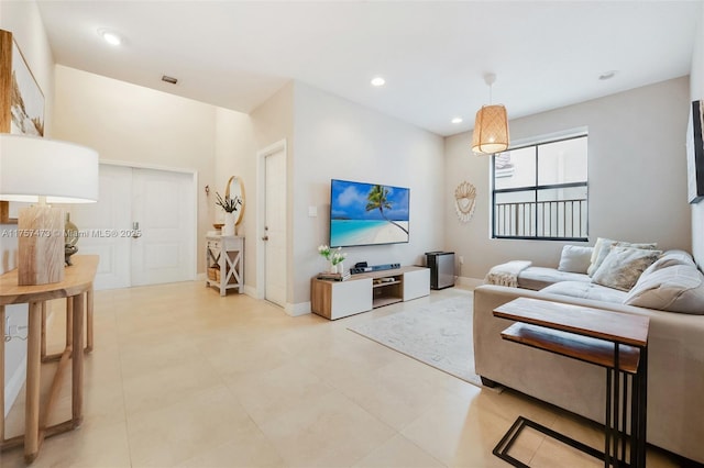 living area featuring visible vents, baseboards, and recessed lighting