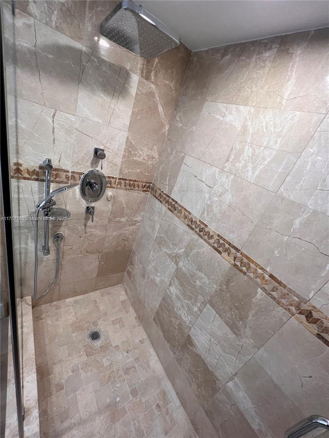 full bathroom featuring a tile shower