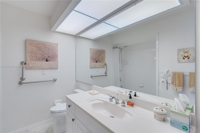1132 Riverbend Dr, La Belle, FL 33935 - full bathroom featuring baseboards, vanity, toilet, and a shower with curtain