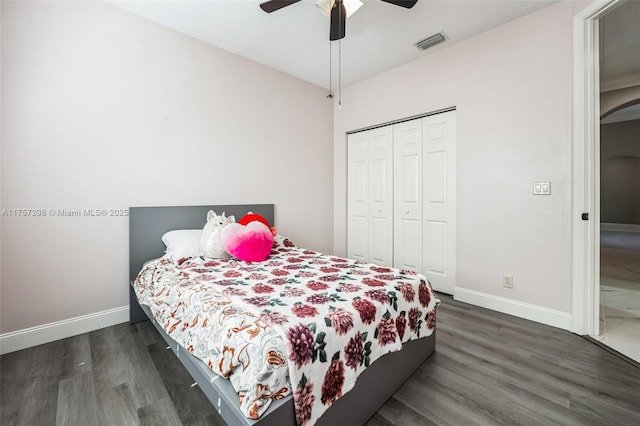 bedroom with a closet, visible vents, ceiling fan, wood finished floors, and baseboards