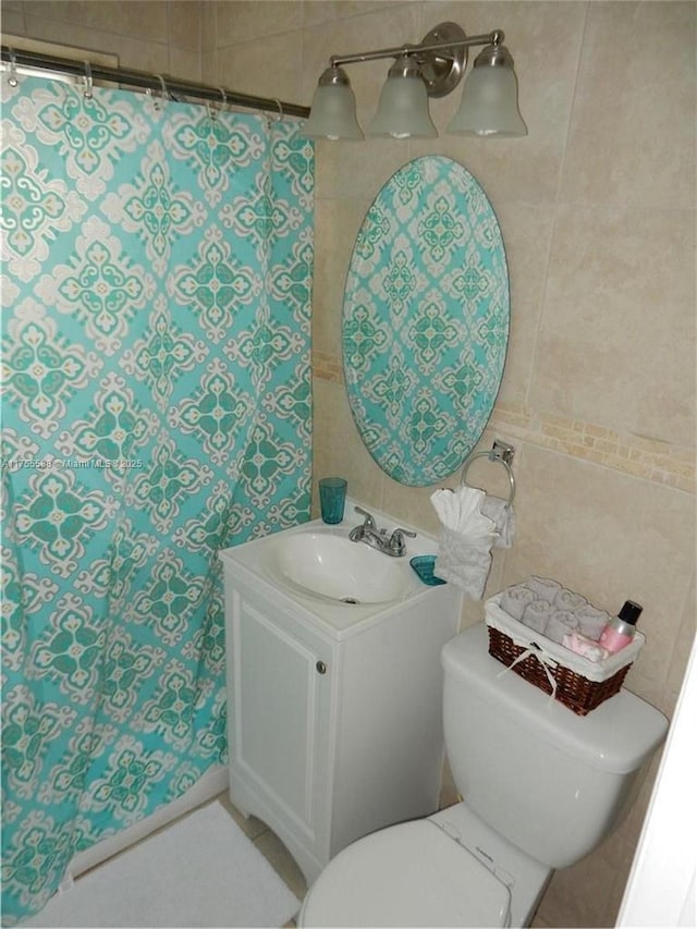 full bath with toilet, curtained shower, and vanity