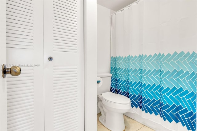 full bathroom featuring curtained shower, tile patterned flooring, and toilet