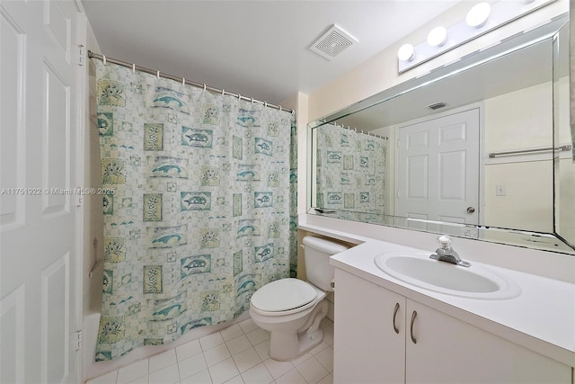 full bath with toilet, curtained shower, visible vents, and vanity