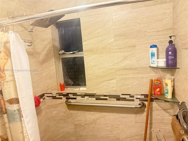 full bath featuring tiled shower