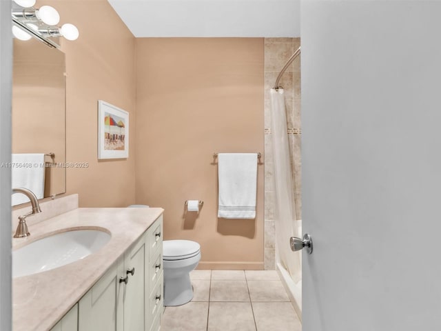 full bath featuring toilet, a shower with shower curtain, vanity, baseboards, and tile patterned floors