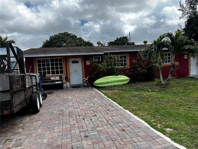 ranch-style home with a front yard