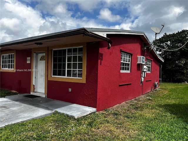 view of front facade featuring a front lawn and stucco siding