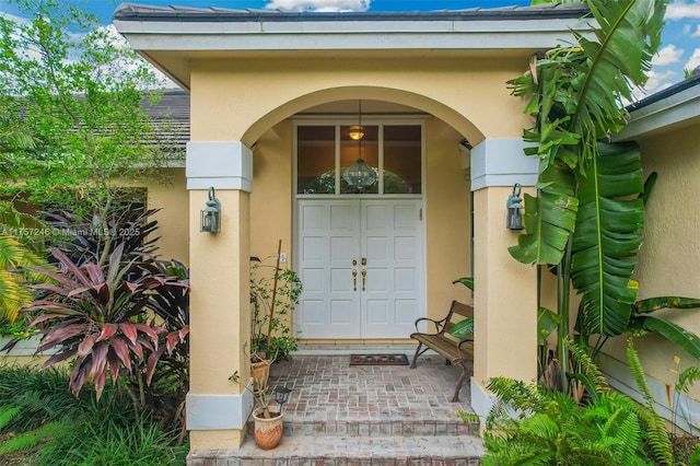 property entrance featuring stucco siding