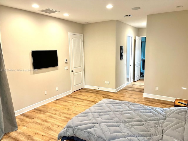 bedroom with recessed lighting, light wood-type flooring, visible vents, and baseboards