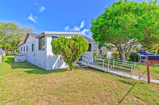 view of front facade with fence and a front yard