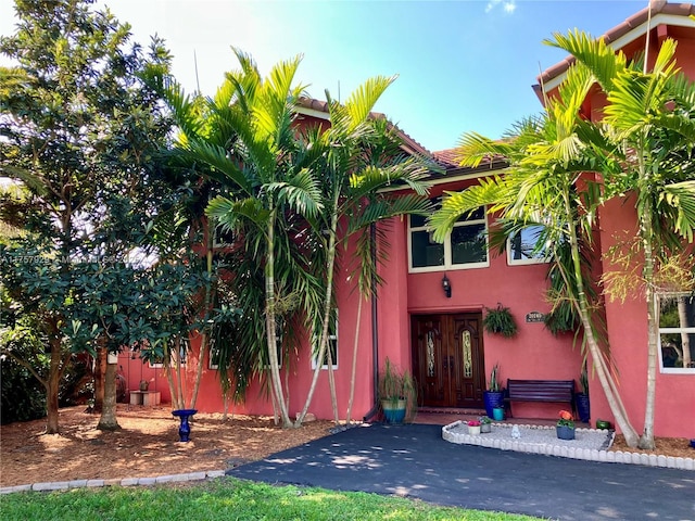 view of front facade featuring stucco siding