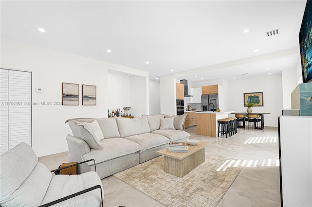 living room featuring recessed lighting, visible vents, and baseboards