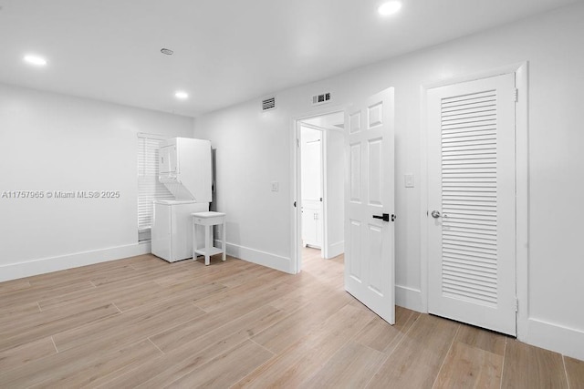 empty room with visible vents, recessed lighting, light wood-style flooring, and baseboards