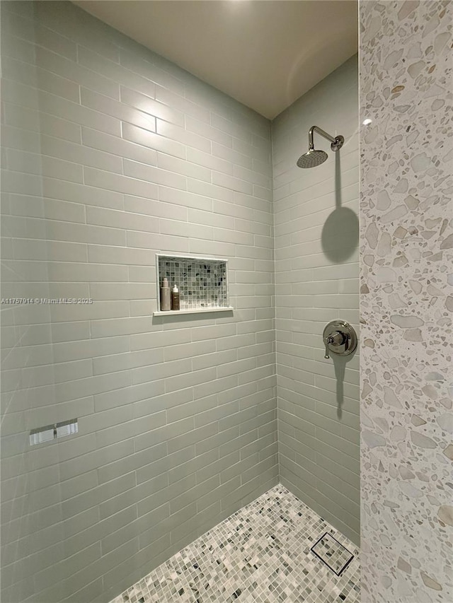 bathroom featuring tiled shower