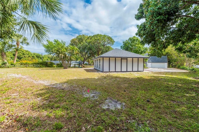 view of yard featuring an outbuilding