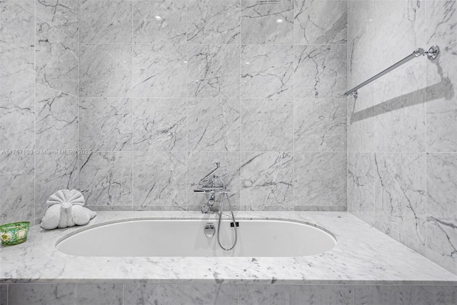 full bathroom featuring a bathing tub