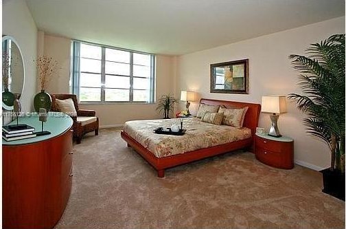 bedroom featuring carpet floors