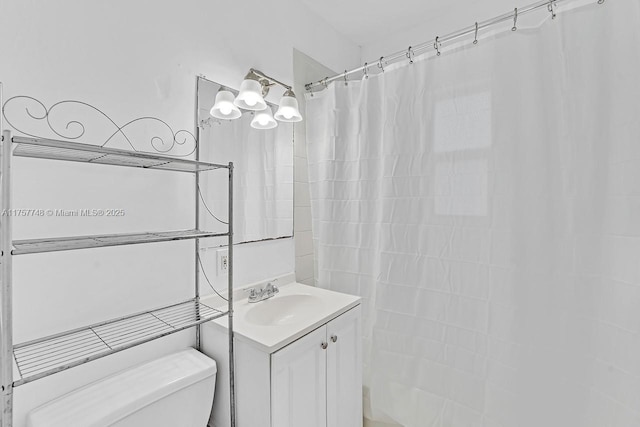 full bathroom with toilet, curtained shower, and vanity