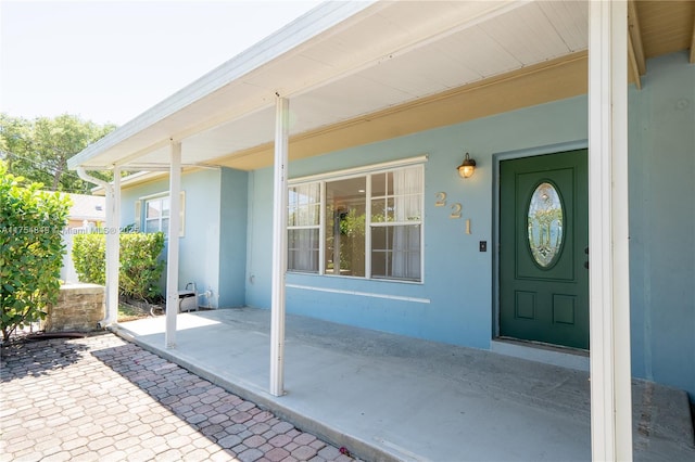 view of exterior entry featuring stucco siding