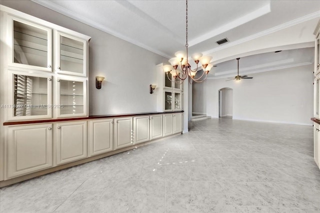 empty room with ornamental molding, arched walkways, visible vents, and ceiling fan with notable chandelier