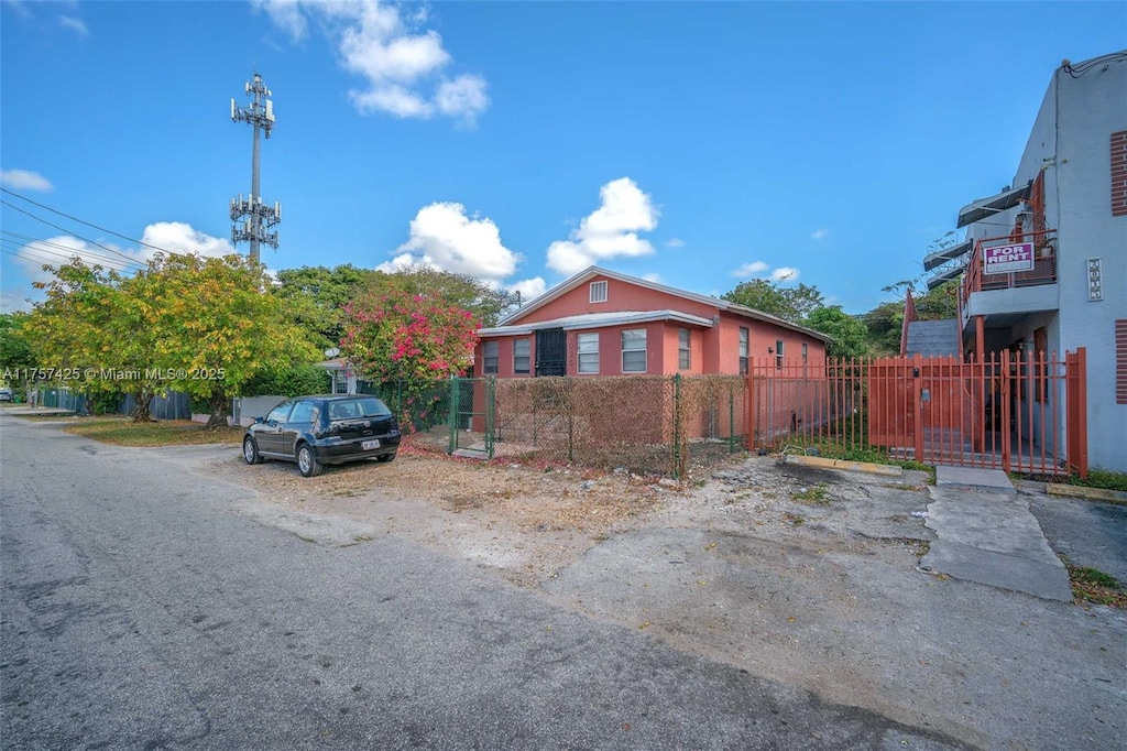 view of front facade with a fenced front yard