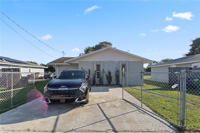 view of front of house featuring a front lawn and fence