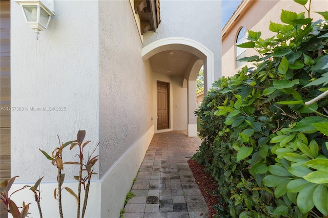 view of exterior entry featuring stucco siding