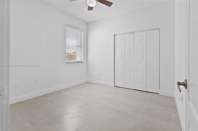 unfurnished bedroom featuring ceiling fan, baseboards, and a closet