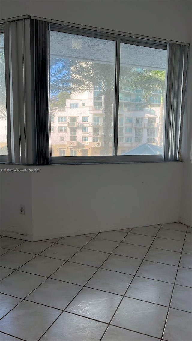 unfurnished room featuring light tile patterned floors