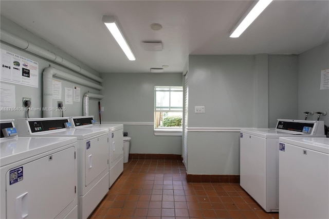 community laundry room featuring tile patterned flooring, baseboards, and independent washer and dryer