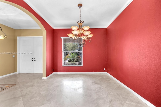 spare room featuring arched walkways, ornamental molding, a notable chandelier, and baseboards