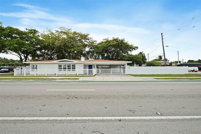 view of front of home with a fenced front yard